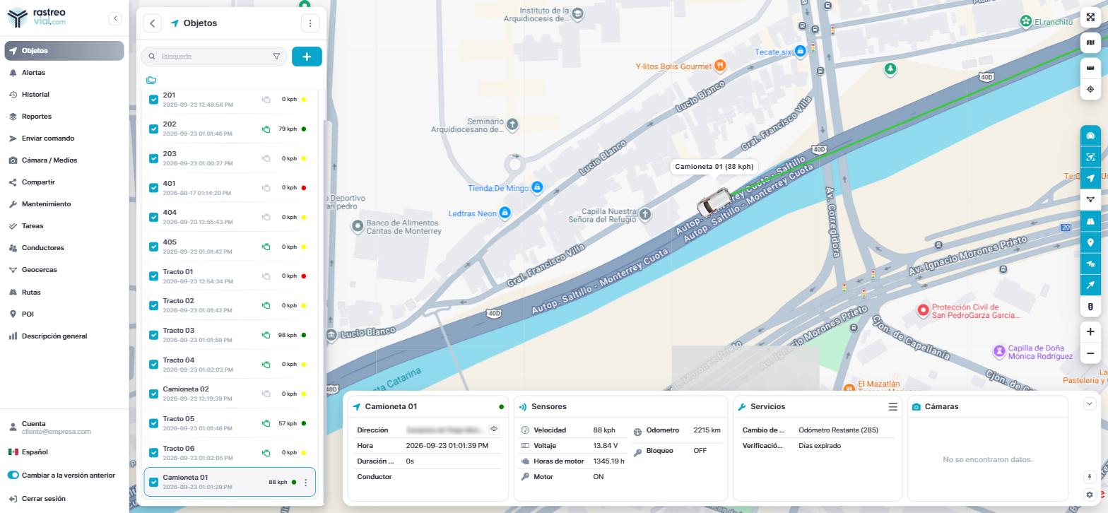 Mapa con la unidad Camioneta 01 seleccionada y el panel inferior mostrando el widget Servicios con Cambio de aceite y Verificación vehicular